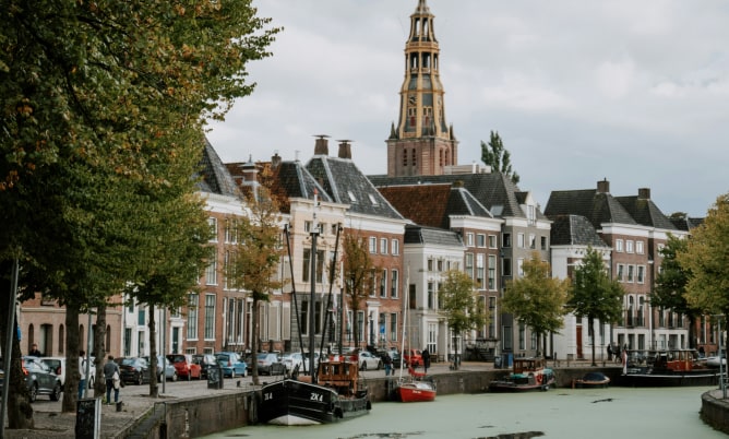 Historische grachten en kerktoren in Groningen, Nederland.