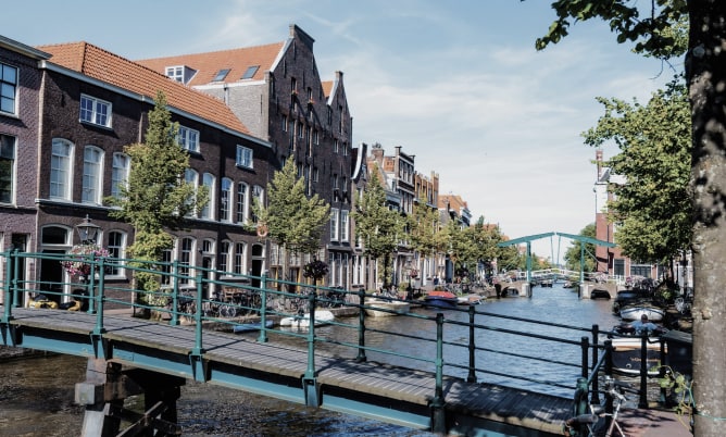 Kanaalbrug en historische huizen in Nederland